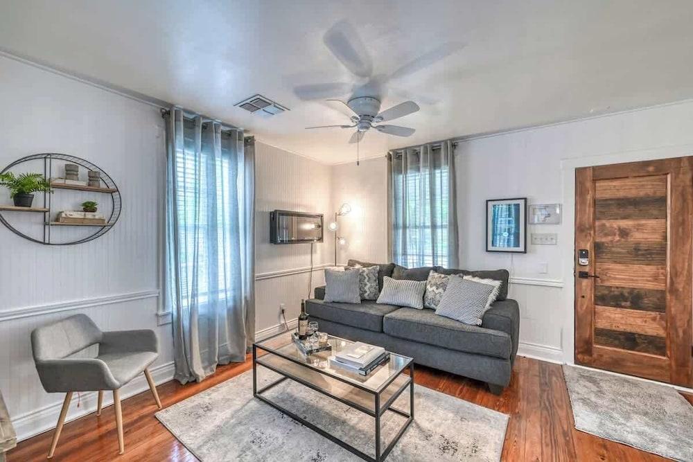 Charming Cottage Near Main With Patio&firepit!!