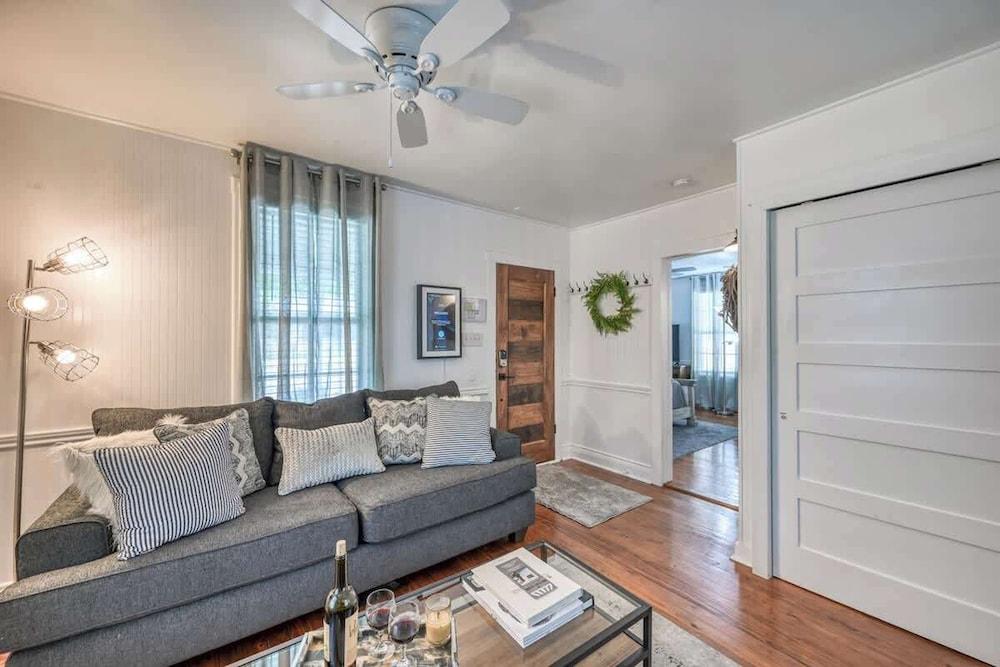 Charming Cottage Near Main With Patio&firepit!!