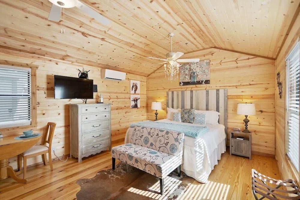 Charming Casita Right on Main St