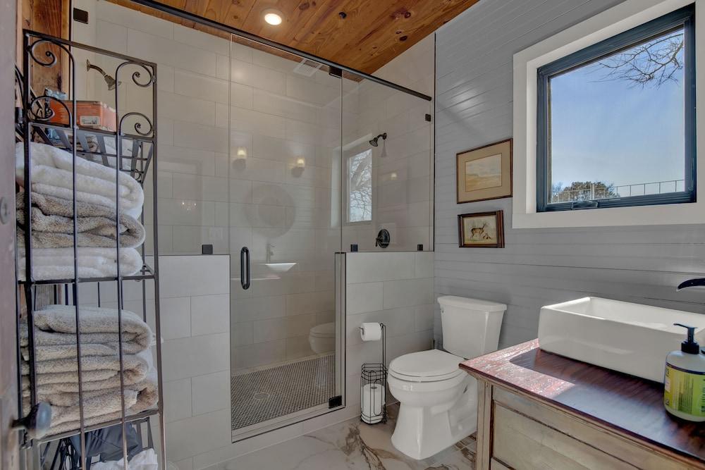 Luxury Cabin-right Across From Albert Dance Hall!