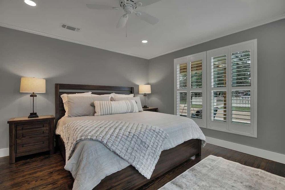 Upscale Home With Pool and Firepit - Close to Mercer St!