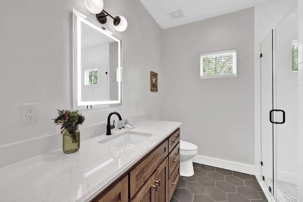 The Grove E With Hot Tub & King Bed - 2 Blks to Main