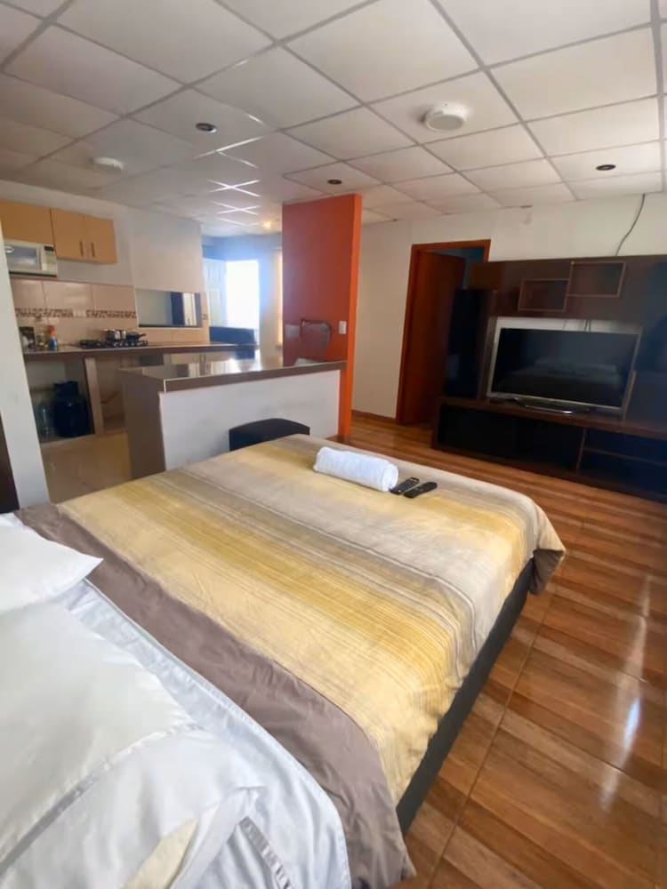 Av. Carlos Valderrama 690