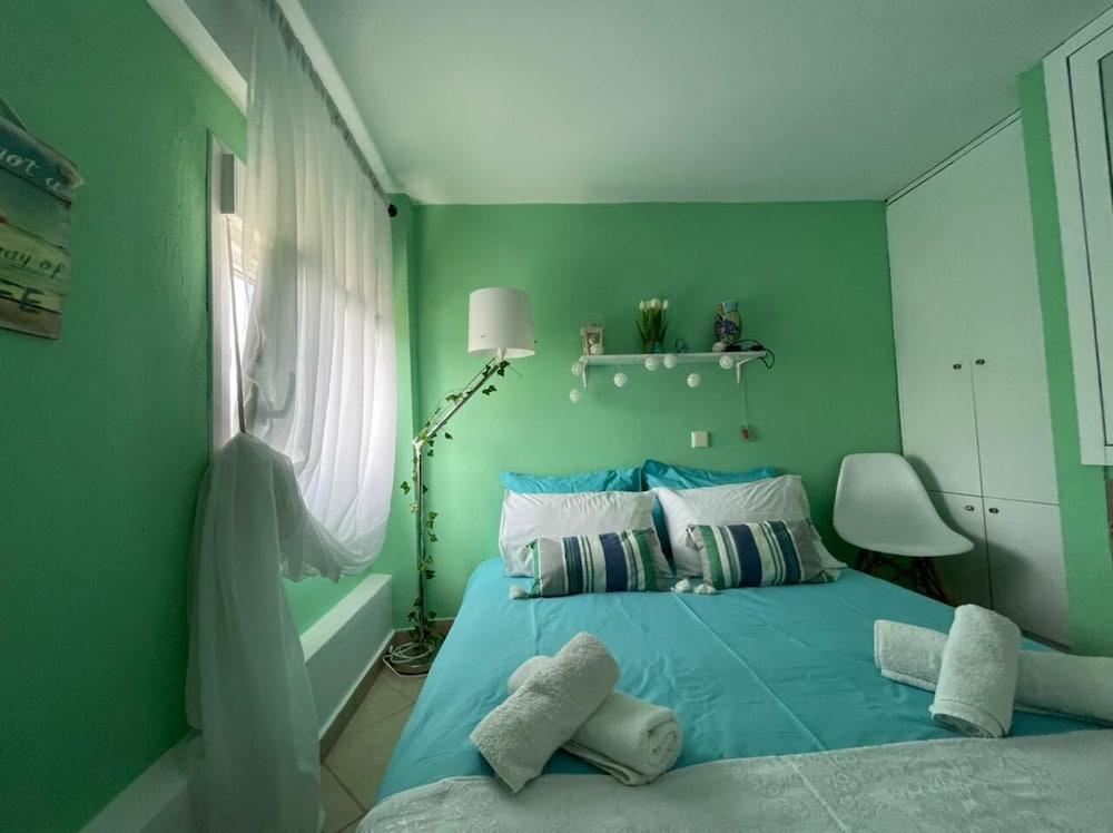 Cozy Beachfront Maisonette Offers Panoramic Views of Sea!