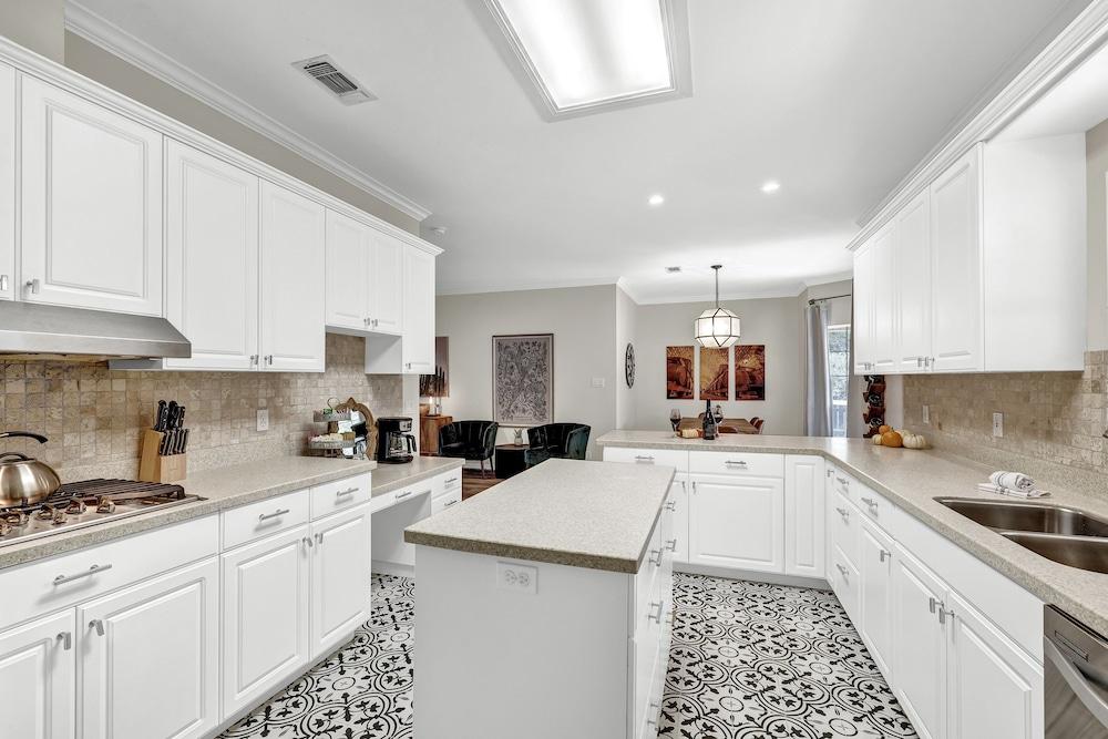 Amazing Haus With Fire Pit! - 2 Mins to Main St!