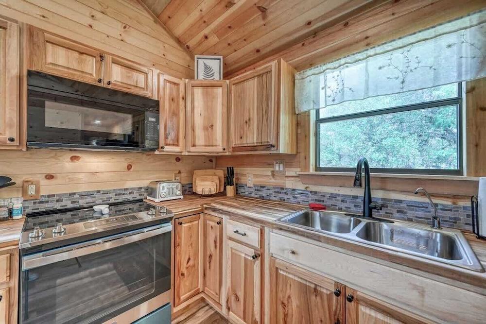 Cozy Cabin Firepit and Grill & 10 Mins to Main St