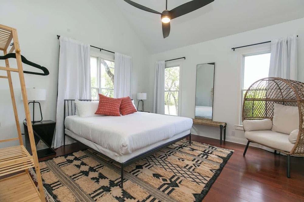 Spicewood Lodge W/pool, Hottub