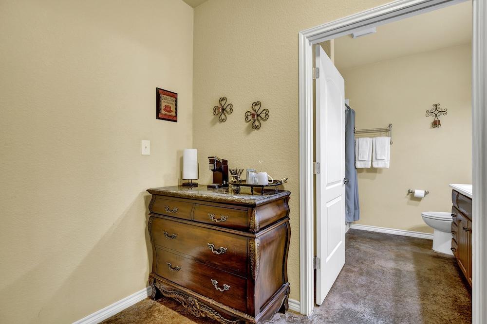 Romantic Oasis With Hot Tub Near Fred and Wineries!