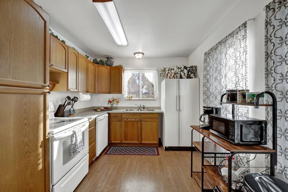 Cozy Cottage Beautiful Views Minutes to Dntwn!