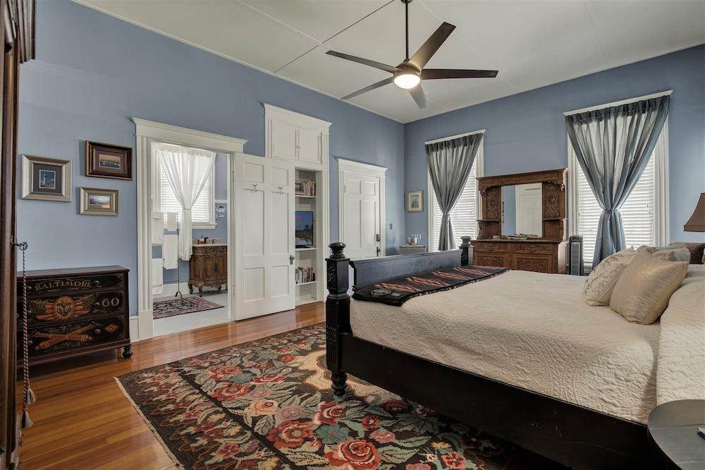 Beautiful and Unique Home With Fireplace and Pool!