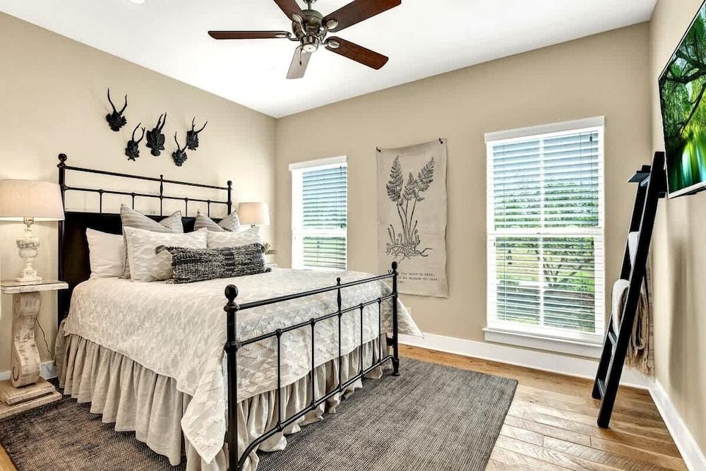 Luxury Homes! With a Pool-jacuzzi-outdoor Kitchen!