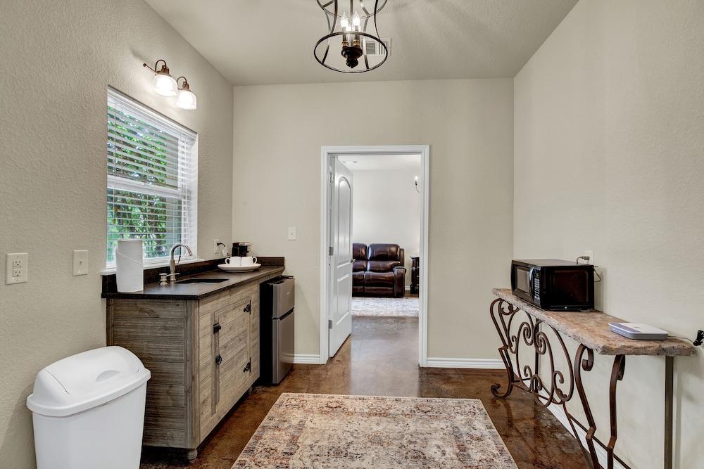 Cozi Cottage With Hot Tub! - 2 Min to Wineries!