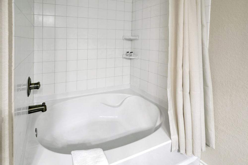 Cozi Cottage With Hot Tub! - 2 Min to Wineries!