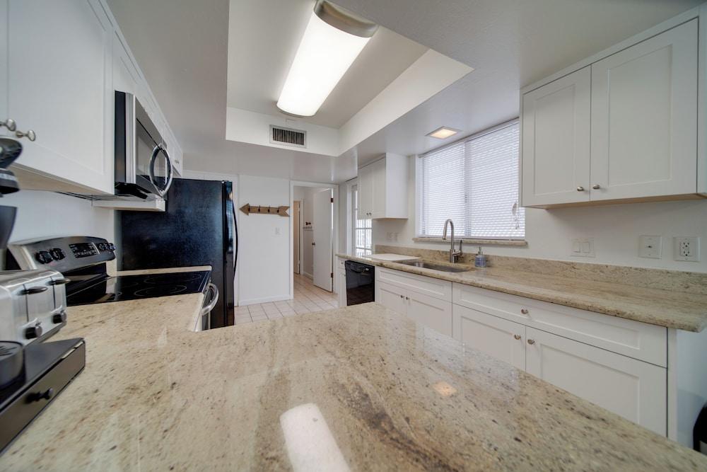 5 Mi to Camelback Ranch: Pet-friendly Home w/ Pool