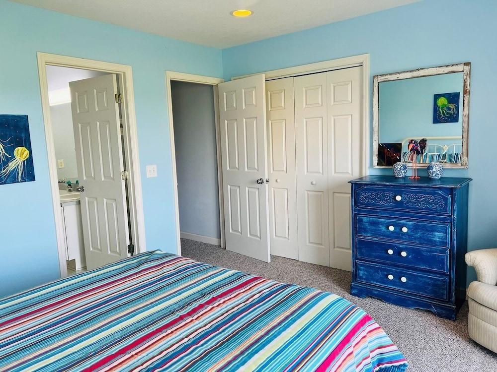 Fishtown / 606 Ocean Blvd West 4 Bedroom Home by RedAwning