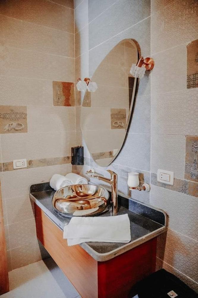 Tunis Pyramids Hotel