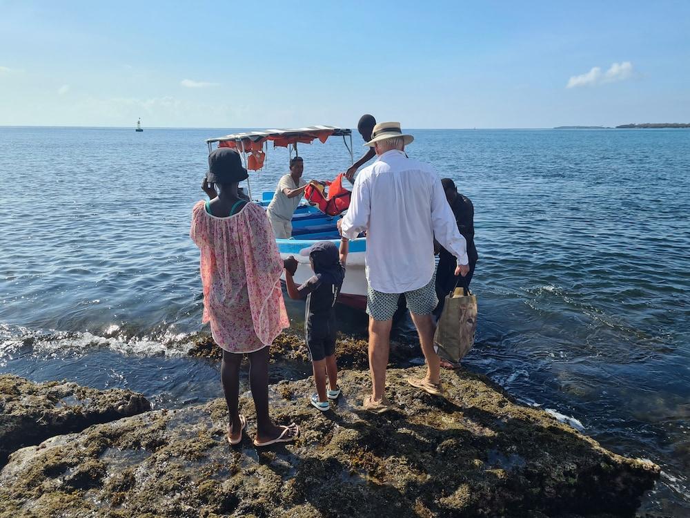 Room in Guest Room - 38m2 Turtle Suite in a 560 m2 Villa, Indian Ocean View