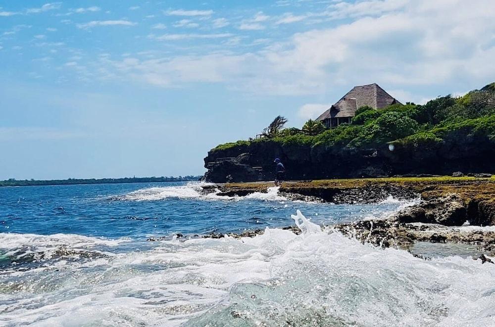 Room in Guest Room - Colobus Suite of 40m2 in Villa 560 m2, View of the Indian Ocean