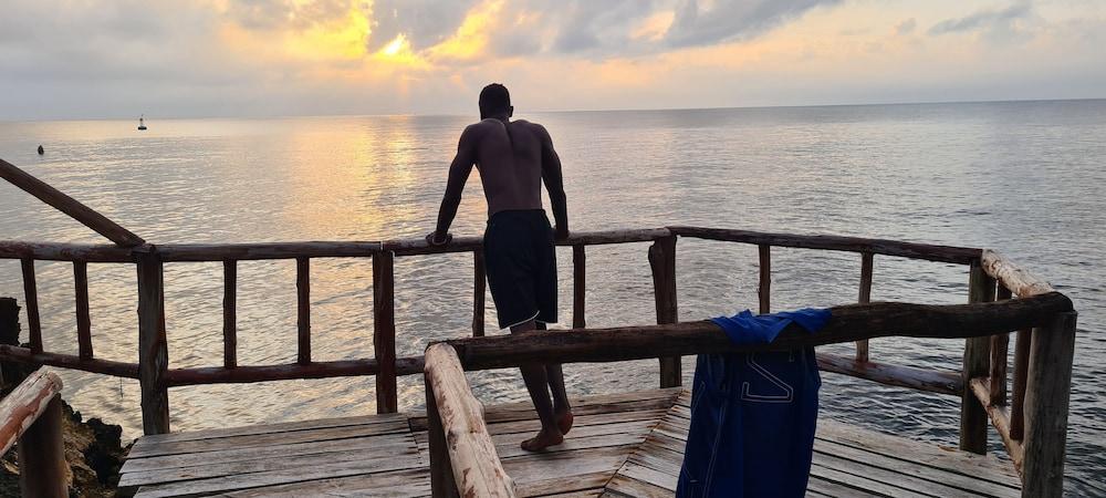 Room in Guest Room - Colobus Suite of 40m2 in Villa 560 m2, View of the Indian Ocean