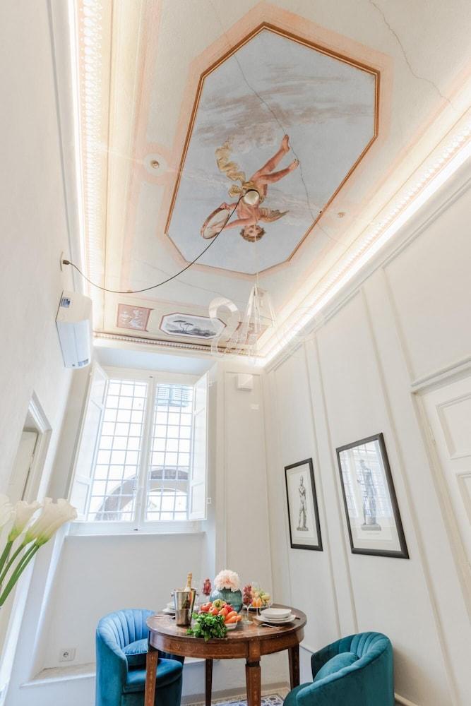 Gallo Cedrone a Home With Outdoor