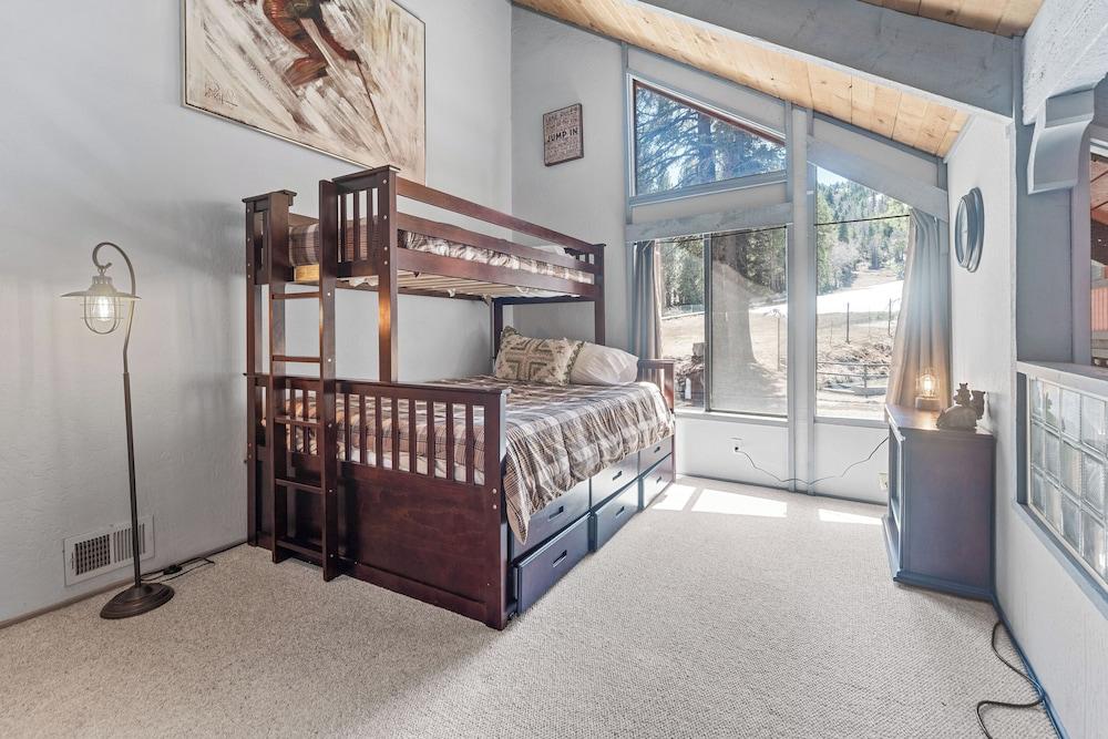 Ski-In Ski-Out Summit Townhouse