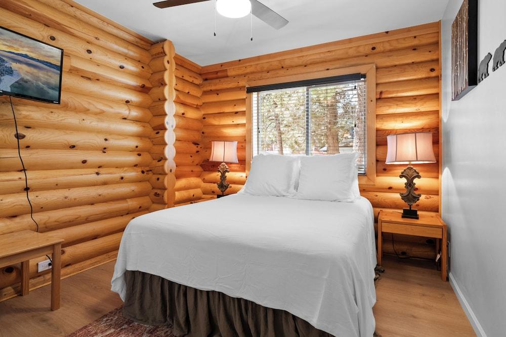 3 Cubs Lakefront Cabin