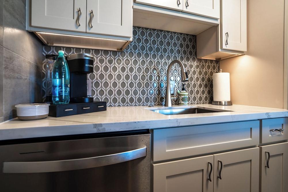 Modern and Relaxing Oceanfront Vistas