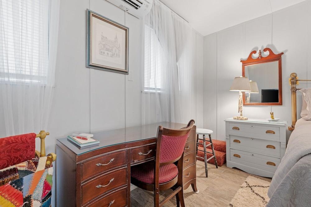 Kaderli Haus 1 Bedroom Cottage by RedAwning