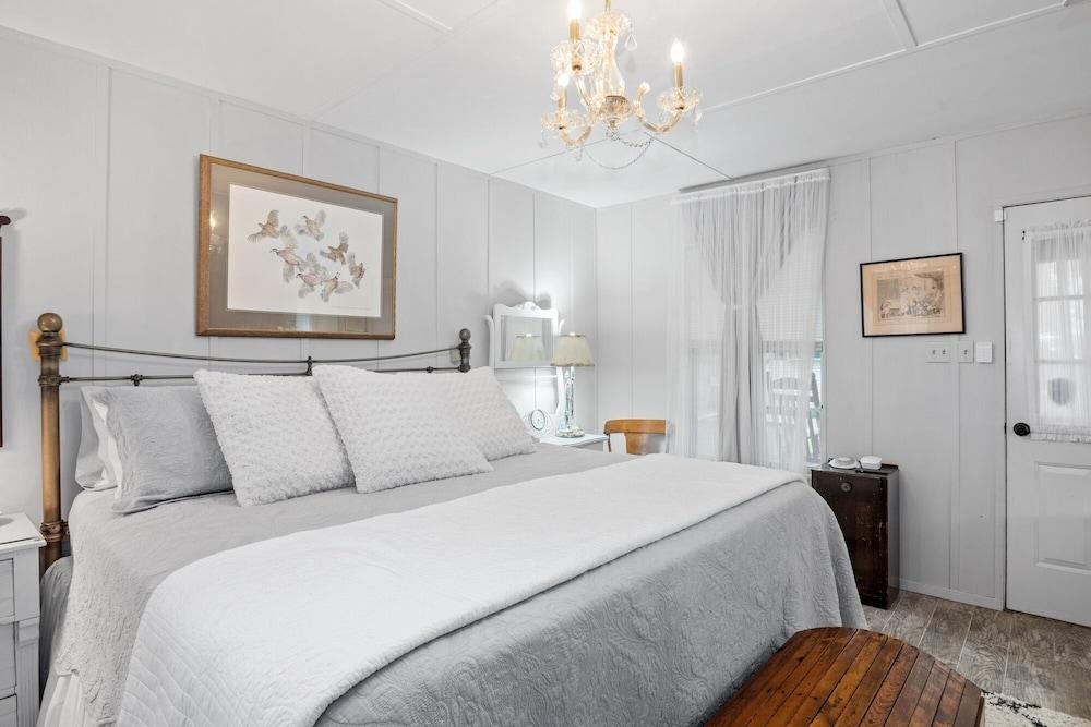 Kaderli Haus 1 Bedroom Cottage by RedAwning