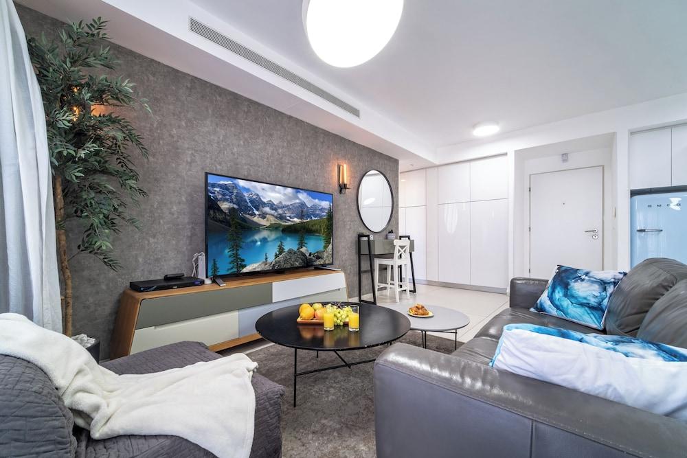 Stylish 1BR Beach-Front Apt w Sea View