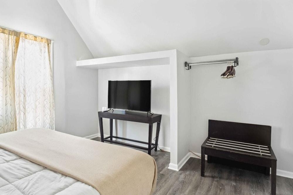 Chic Haven Stylish 2BR Oasis in Lansing detroit