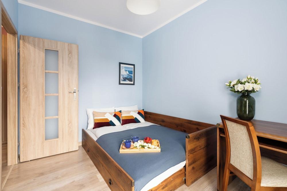 Mateckiego Apartment by Renters