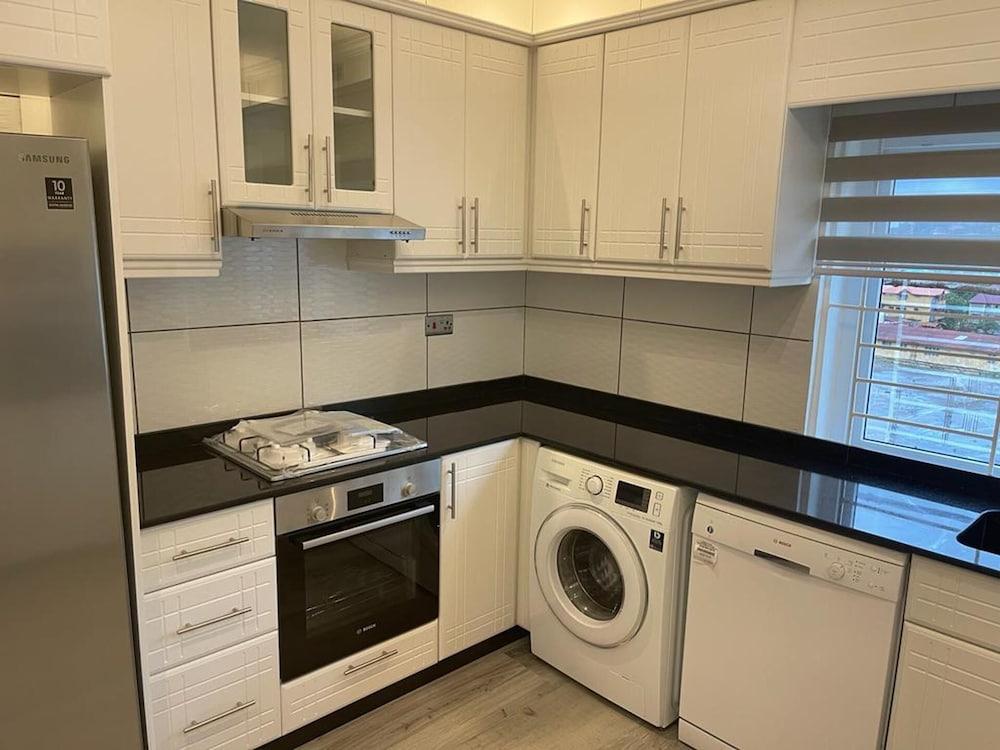2 Bed Apartment Sleeps 4 - Jacuzzi, Parking, Wifi