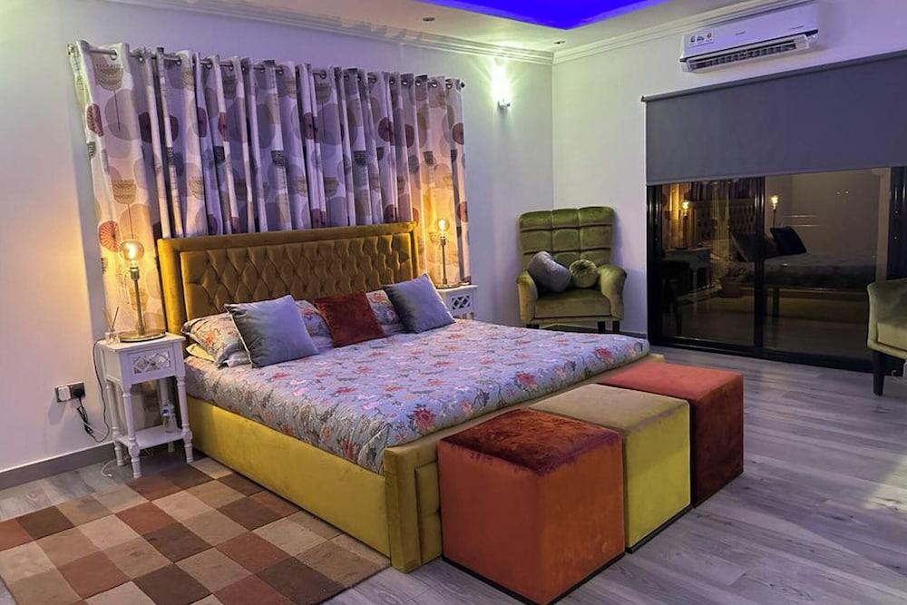 2 Bed Apartment Sleeps 4 - Jacuzzi, Parking, Wifi