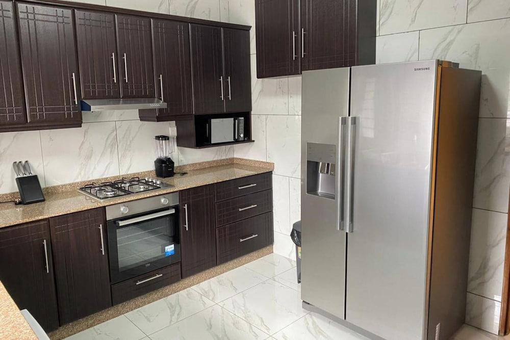 3 Bed Apartment Sleeps 6 - Parking, Patio, Wifi