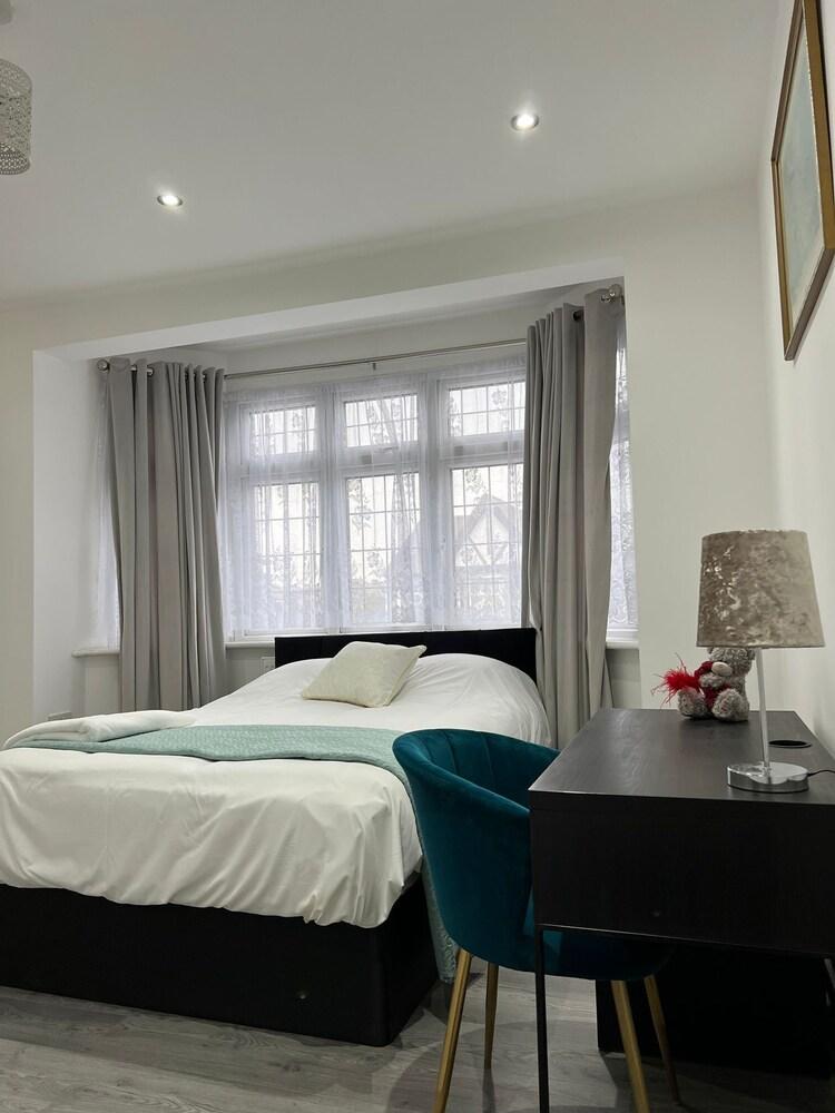 Inviting 2-bed Apartment in Ilford