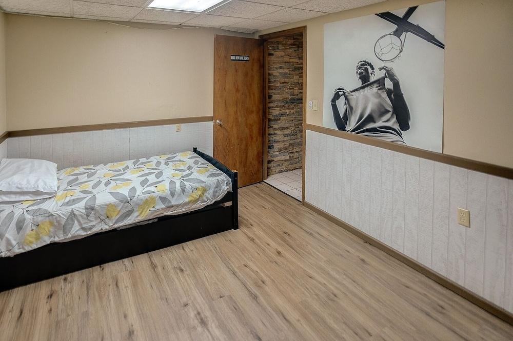 Spacious Tranquility With Private Pool 4 Bedroom Home by RedAwning