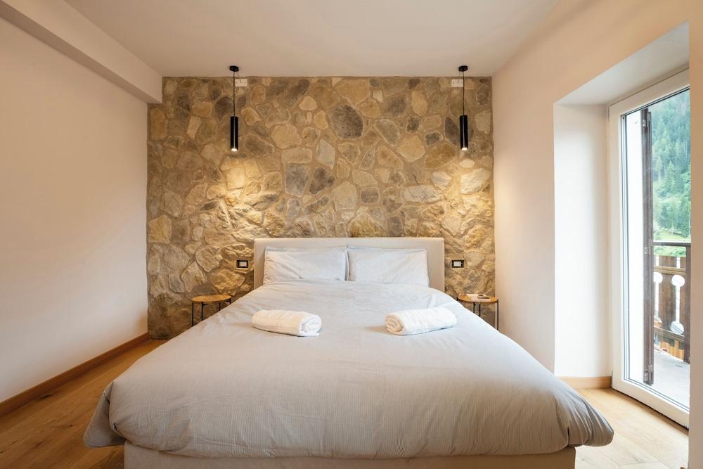 SnowLake Suite & Apartments