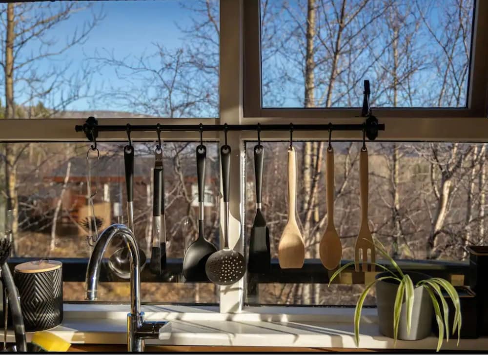 Traditional Cottage with Jacuzzi andLake