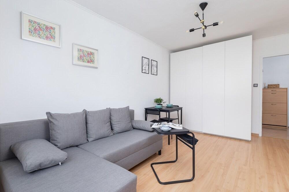 Comfy Studio Wielicka by Renters