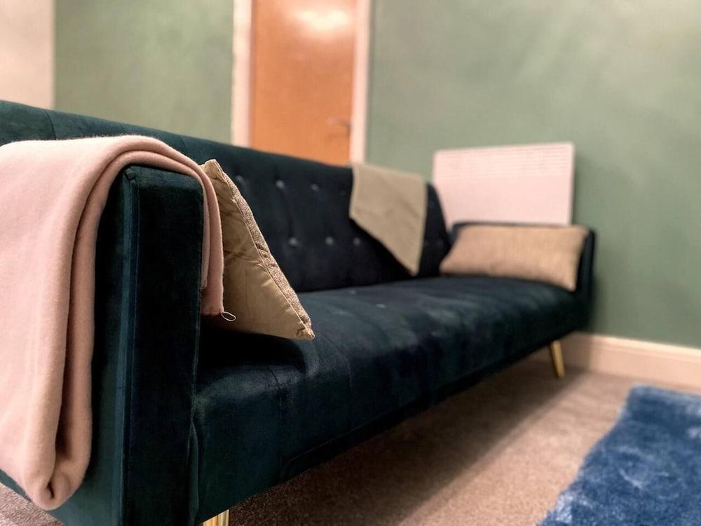 Stunning 2-bed Serviced Apartment in Swindon