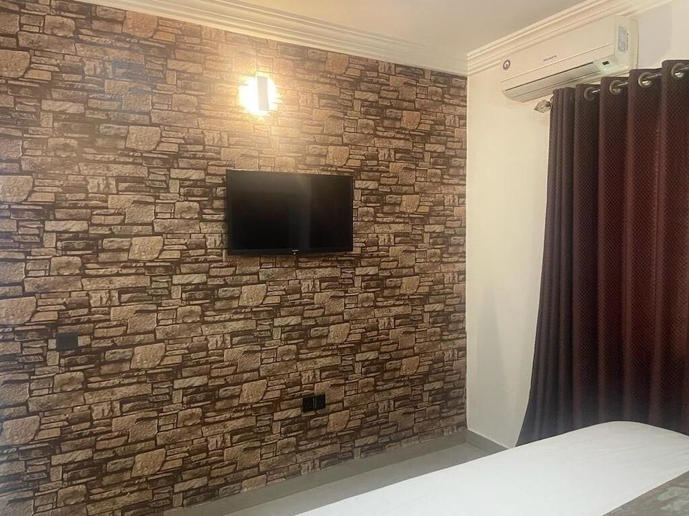 Eleventh House Hotel