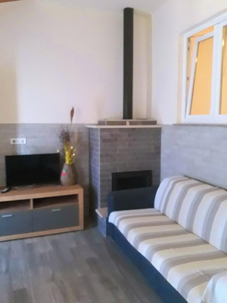 1 Bed Flat - Sleeps 2 - Parking - Wifi