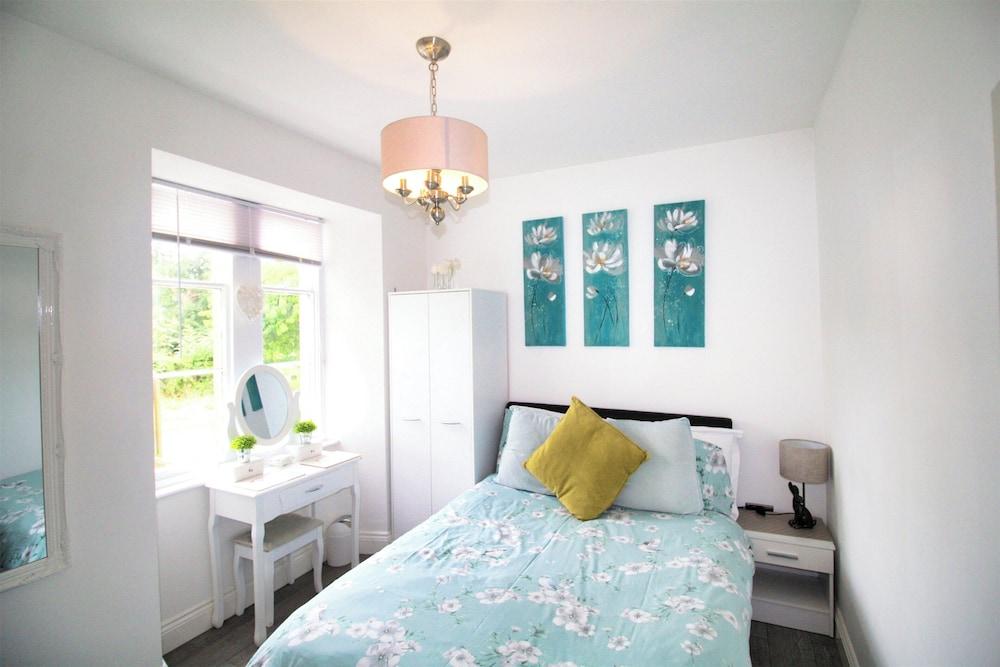 3 Bedrooms - 2 Bath Rooms - Dog Friendly - Parking