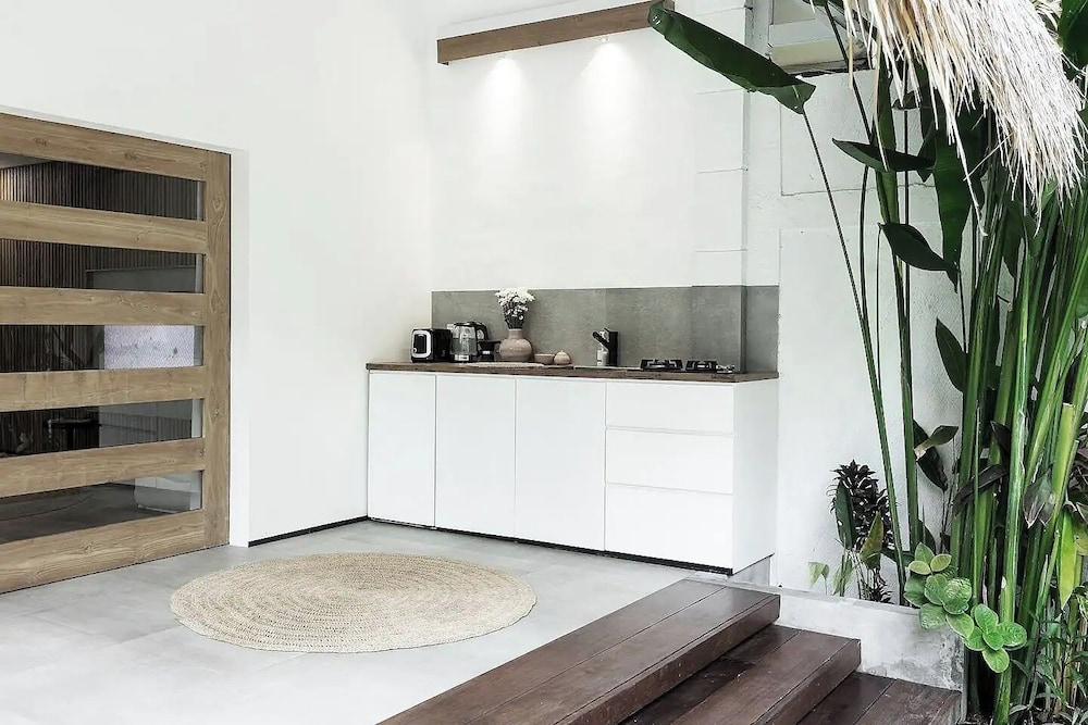 Villa Q - Contemporary Pool House