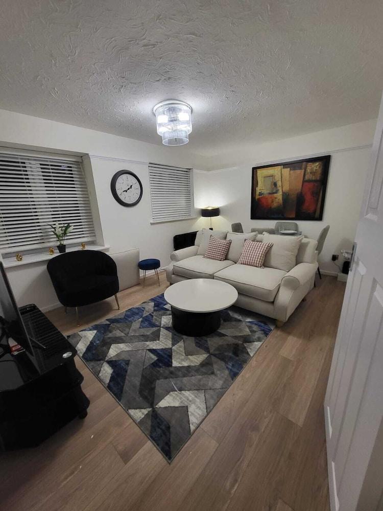 Lovely 2-bed Apartment in Grays