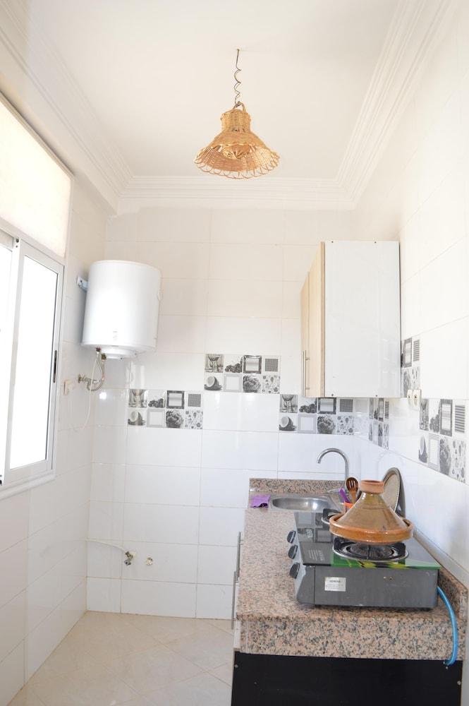 1bed Apt Sleeps 4 - Free Parking, Wifi, Near Beach