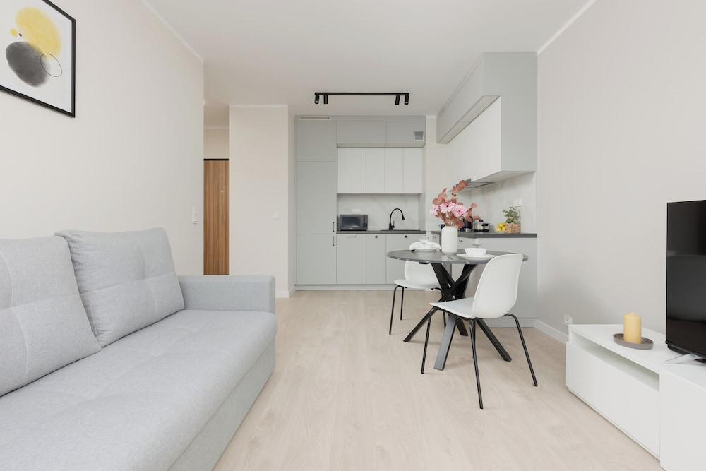 Bright & Modern Apartment by Renters