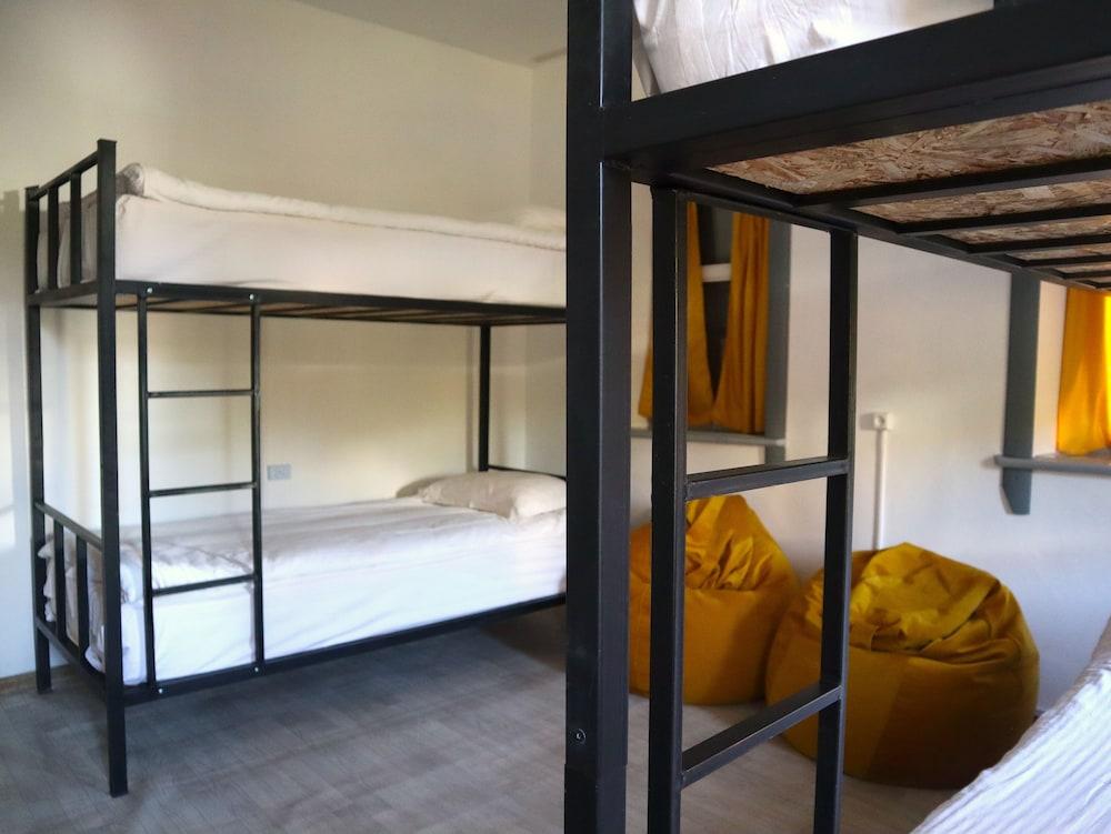 ESENIN 1 Hostel & Bar