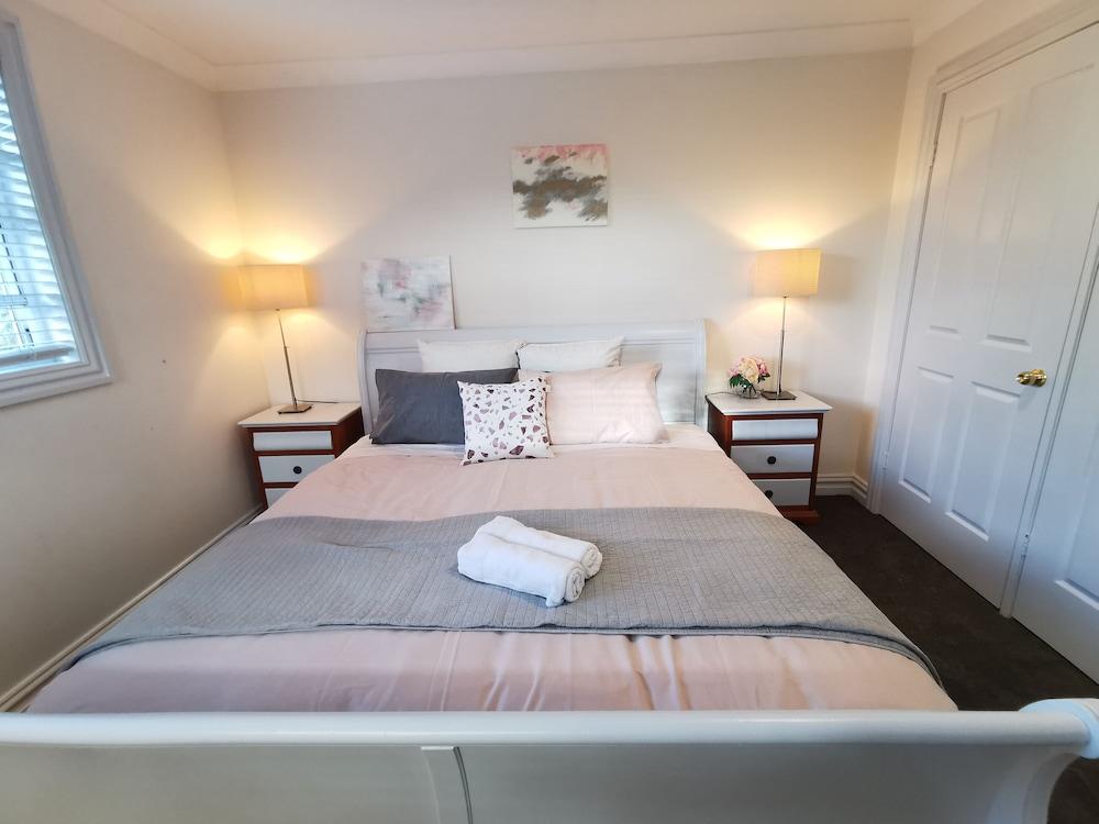 Comfy 4 Bedroms Corner House